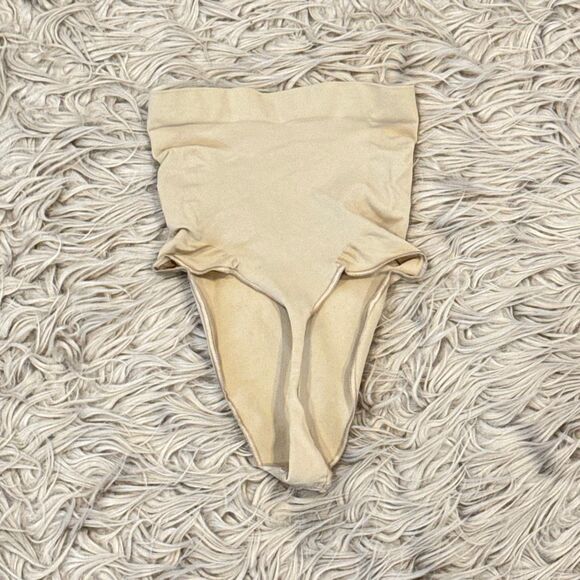 Skims shapewear thong undies size medium - Picture 3 of 3